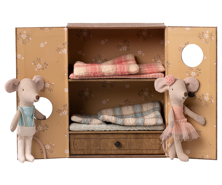 Ballet Mice in Dance Studio, Little Sister/Brother