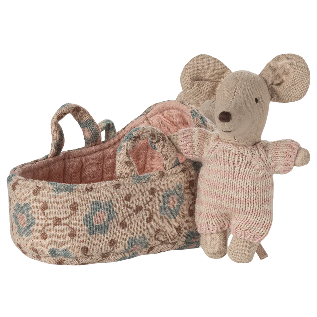 Baby mouse in carry cot - Rose