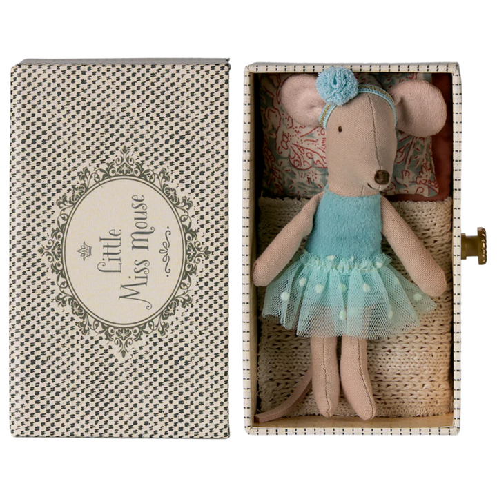 Dance mouse in daybed, Little sister