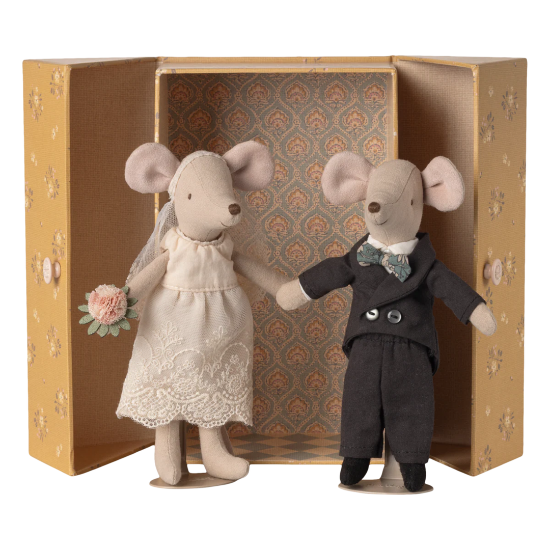 Wedding mice couple in box, Mum and dad